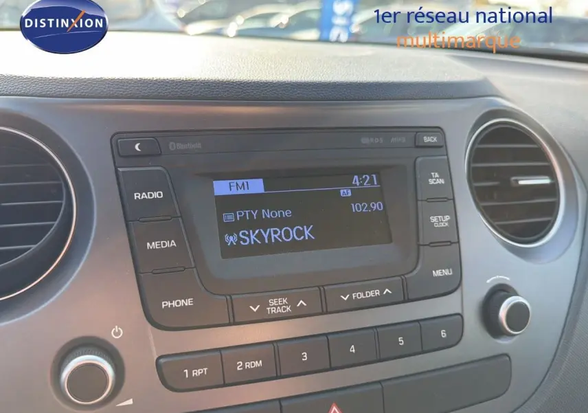 Tableau de bord de Hyundai i10 blanche 2018, vue frontale centrée sur l'autoradio affichant la radio Skyrock.