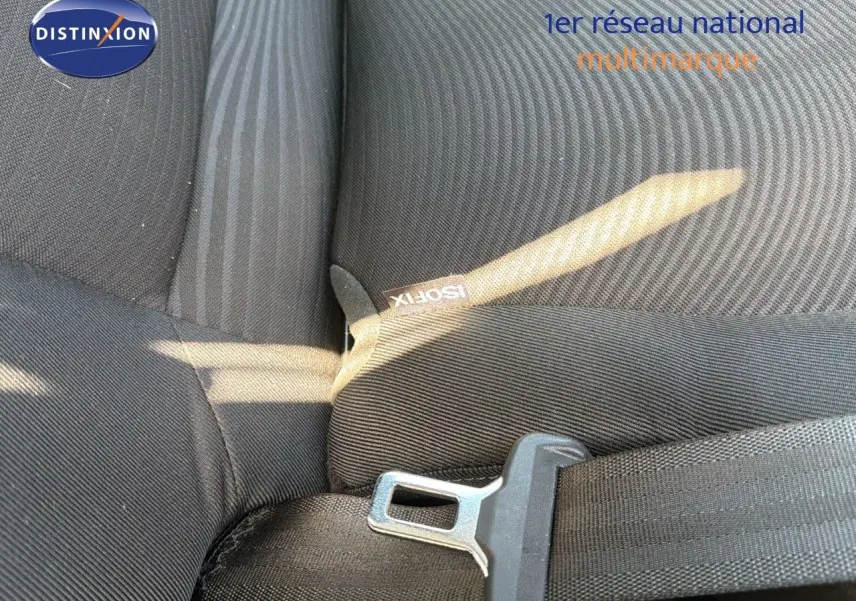 Gros plan sur la ceinture de sécurité et le siège en tissu noir de la Hyundai i10 blanche 2018.