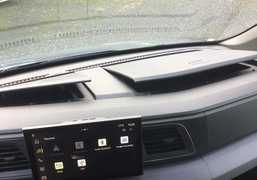 Vue intérieure du tableau de bord du Renault Master 2025 gris urbain, avec écran tactile OpenR Link 10'' en évidence.