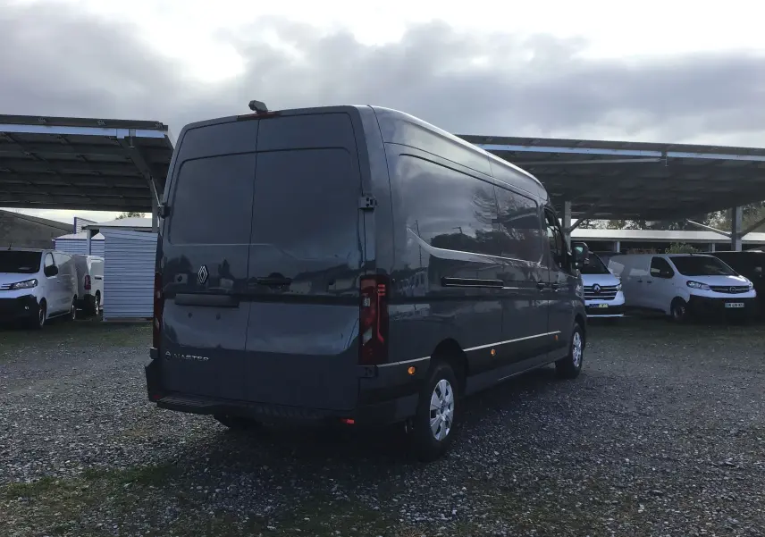 Vue 3/4 arrière droite d’un Renault Master L3H2 gris urbain 2025, avec portes arrière fermées et marchepied visible.