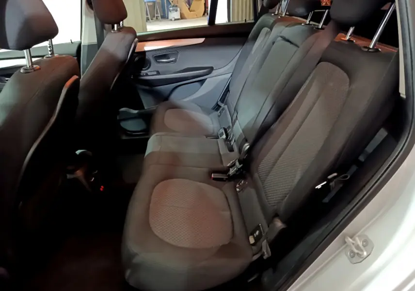 Vue intérieure côté droit des sièges arrière noirs en tissu de la BMW Série 2 Gran Tourer F46 218d Lounge 2020.