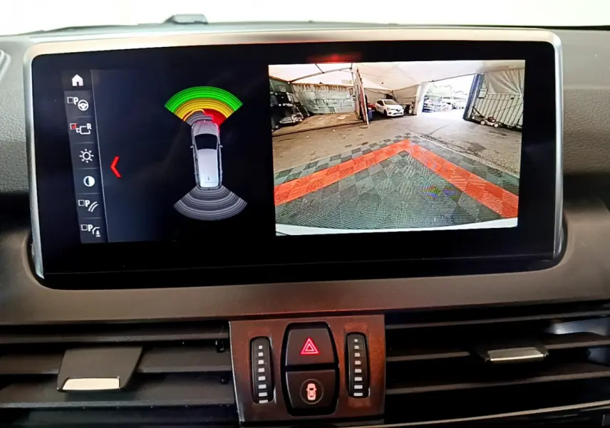 Affichage écran intérieur de la BMW Série 2 Gran Tourer 218d gris clair, vue caméra de recul avec capteurs de stationnement.