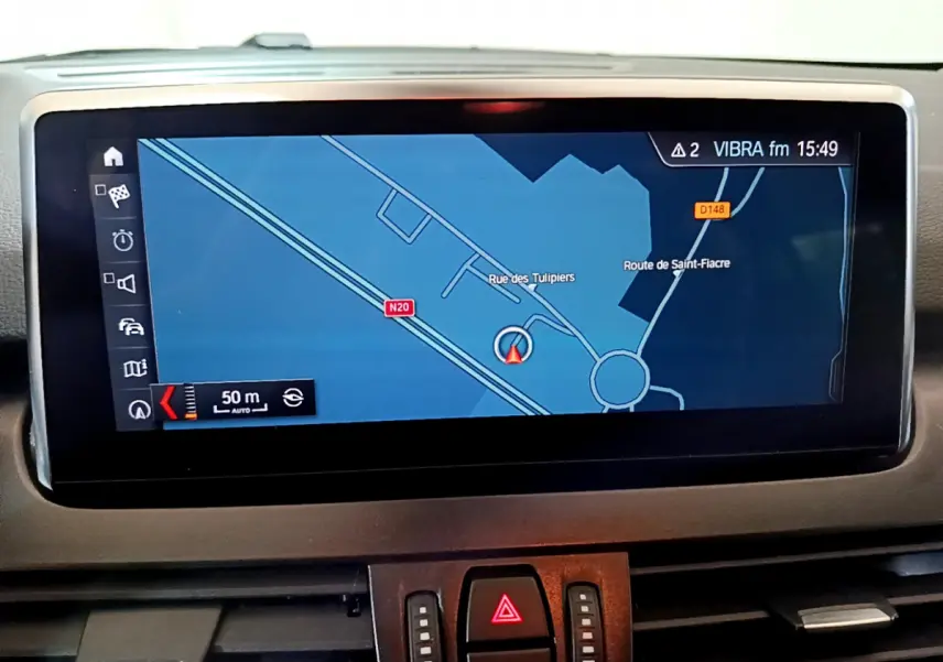 Écran tactile central du tableau de bord de la BMW Série 2 Gran Tourer 218d Lounge, affichant la navigation GPS.