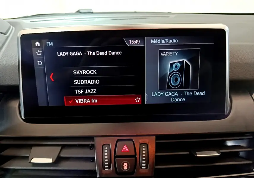 Affichage multimédia central d'une BMW Série 2 Gran Tourer 218d Lounge 2020, avec sélection radio et menu clair.