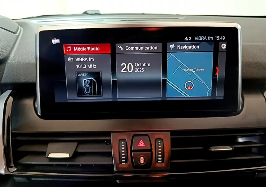 Écran central du tableau de bord de la BMW Série 2 Gran Tourer 218d Lounge 2020 affichant radio, communication et navigation.