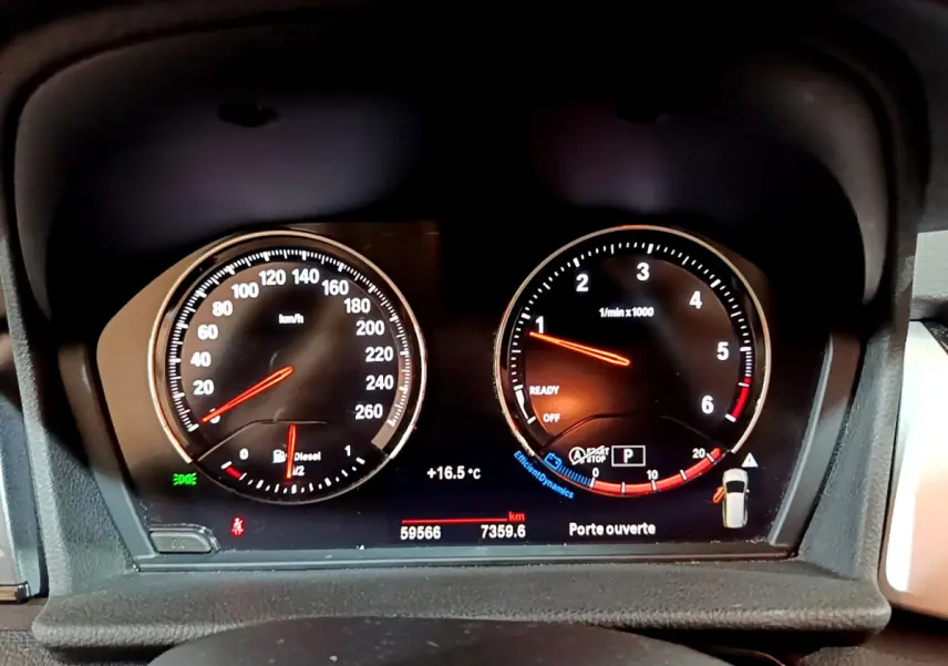 Tableau de bord BMW Série 2 Gran Tourer 218d 2020, affichage digital avec compte-tours et vitesse, ambiance sombre.