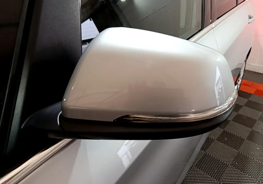 Rétroviseur côté gauche gris clair de BMW Série 2 Gran Tourer F46 218d Lounge, avec clignotant intégré.