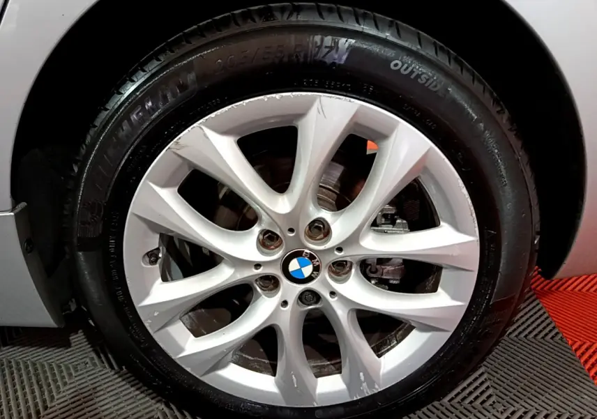 Gros plan sur la roue avant droite gris clair d’une BMW Série 2 Gran Tourer F46 avec jante alliage à 10 branches.