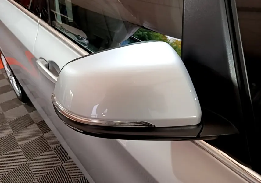 Gros plan sur le rétroviseur côté gauche gris clair de la BMW Série 2 Gran Tourer F46 218d Lounge Auto 2020.