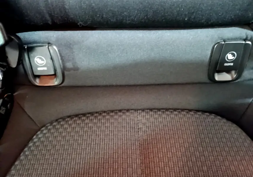 Gros plan sur la fixation ISOFIX noire sur la banquette arrière tissu gris foncé de la BMW Série 2 Gran Tourer F46.