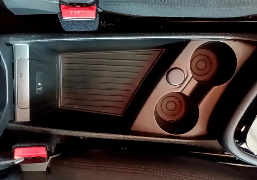 Vue plongeante sur la console centrale noire avec porte-gobelets et bouton USB de la BMW Série 2 Gran Tourer 218d Lounge.