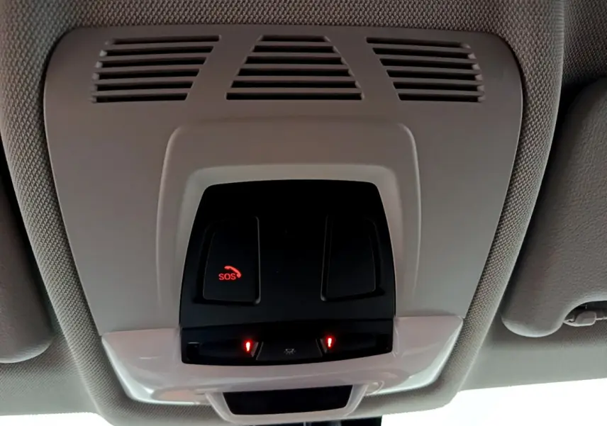 Vue intérieure du plafonnier avec bouton SOS et commandes d’éclairage, dans une BMW Série 2 Gran Tourer gris clair.