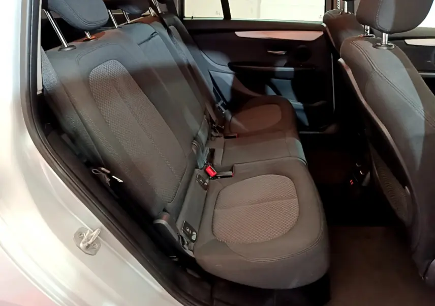 Vue latérale intérieure côté gauche des sièges arrière gris foncé de la BMW Série 2 Gran Tourer F46 218d Lounge 2020.