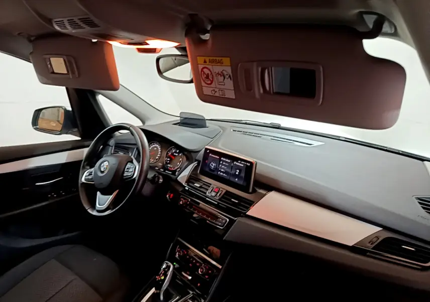 Intérieur BMW Série 2 Gran Tourer 218d gris clair, vue côté conducteur sur tableau de bord et volant cuir multifonctions.