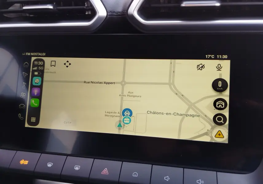 Vue rapprochée de l’écran tactile central du MG ZS 2026, affichant la navigation GPS avec interface moderne.