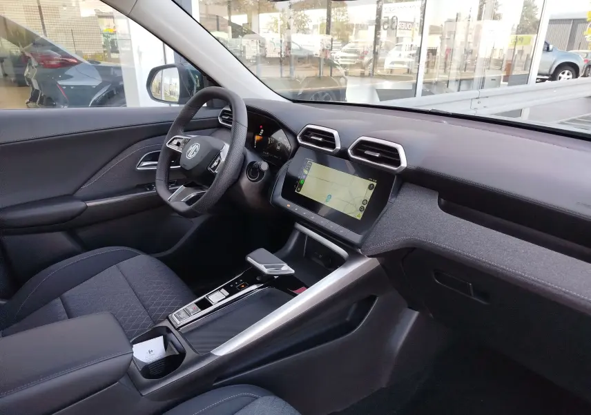 Intérieur noir du MG MOTOR ZS 1.5L Hybrid+ 2026 vu côté conducteur, avec écran tactile et volant multifonction.