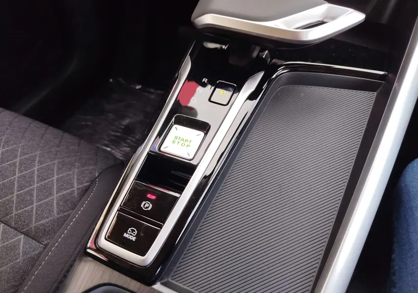 Vue rapprochée de la console centrale du MG MOTOR ZS 2026, avec bouton start/stop et levier de vitesses noir brillant.