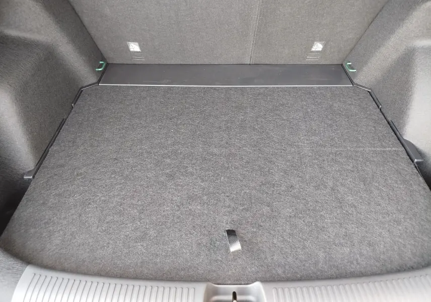 Vue intérieure du coffre spacieux et tapissé de tissu gris foncé du MG MOTOR ZS 1.5L Hybrid+ 2026.