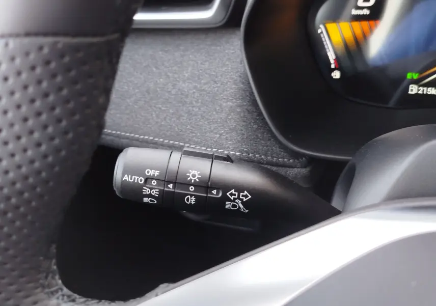 Gros plan sur la commande des feux et clignotants à gauche du volant dans l’habitacle noir du MG ZS Emerald Green 2026.