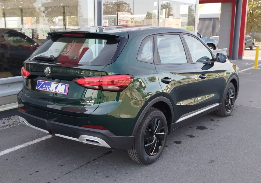 Vue 3/4 arrière droite du MG ZS Emerald Green Metal, mettant en valeur ses feux arrière LED et ses jantes noires.