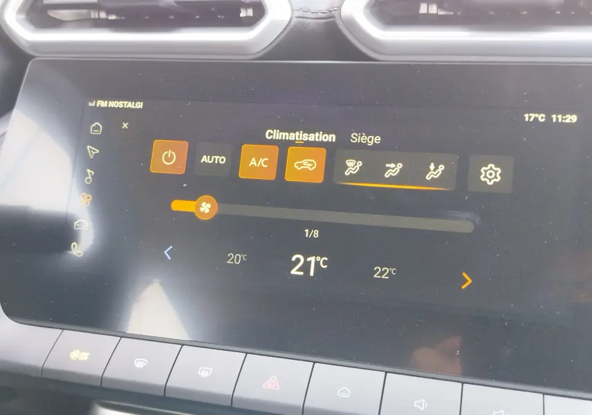 Écran tactile central du MG ZS 2026 montrant les réglages de climatisation avec interface moderne et boutons tactiles.