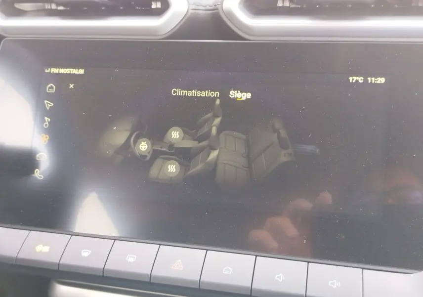 Écran tactile intérieur du MG MOTOR ZS 2026 montrant la commande de chauffage des sièges en vue frontale.