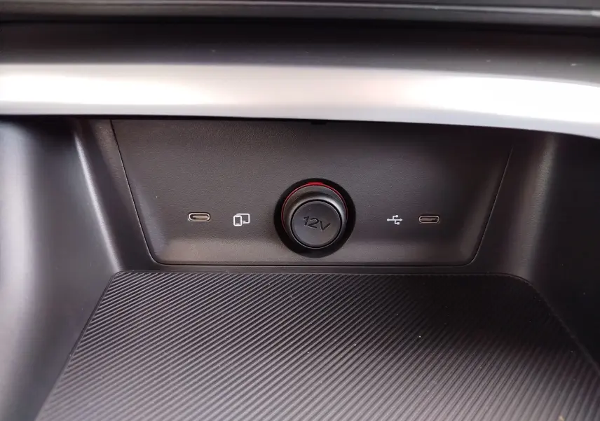 Gros plan sur la console centrale du MG ZS 2026, montrant une prise 12V et deux ports USB-C noirs.