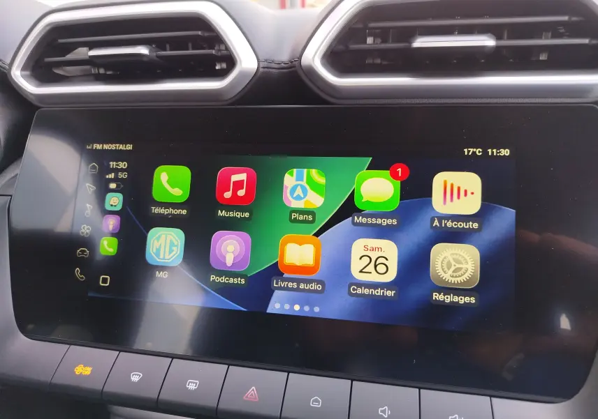 Écran tactile central du MG ZS 2026 en vue rapprochée, affichant l’interface Apple CarPlay colorée.