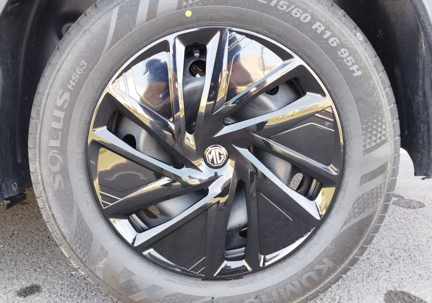 Gros plan sur la roue avant droite du MG ZS 1.5L Hybrid+ 2026 avec jante noire brillante et logo MG au centre.