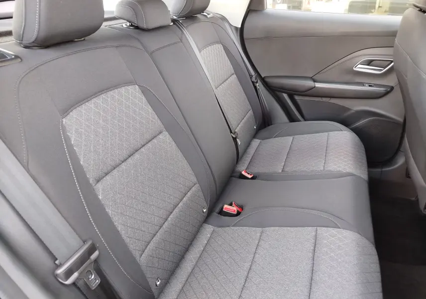 Vue intérieure côté droit des sièges arrière en tissu gris avec motifs géométriques du MG MOTOR ZS 1.5L Hybrid+ 2026.
