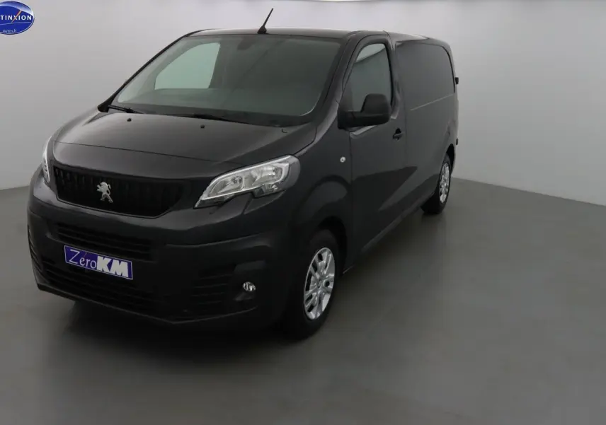 Peugeot Expert Fourgon noir métal vu en 3/4 avant droit dans un studio lumineux sans décor.