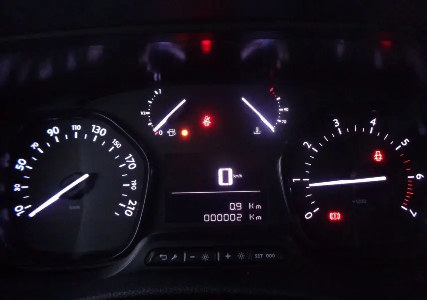Tableau de bord du Peugeot Expert Fourgon noir métal 2022, affichant 2 km et voyants d'alerte allumés.