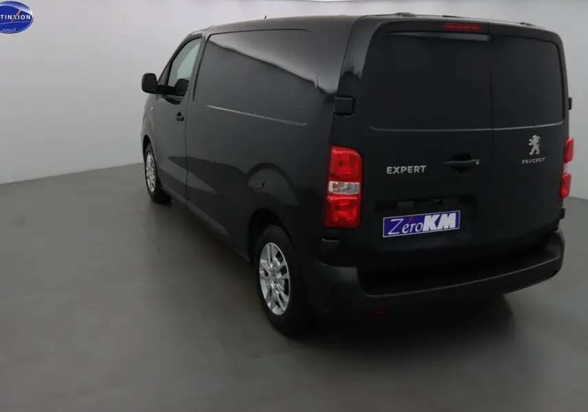 Vue 3/4 arrière droite du Peugeot Expert Fourgon noir métal 2022 avec portes arrière pleines et feux rouges visibles.
