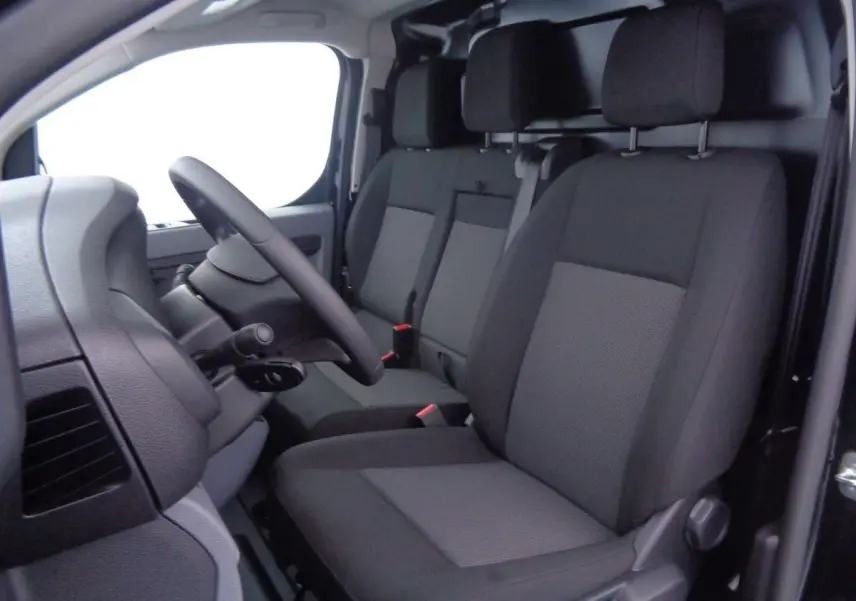 Vue intérieure côté conducteur du Peugeot Expert Fourgon 2022, sièges tissu gris et noir, volant noir visible.