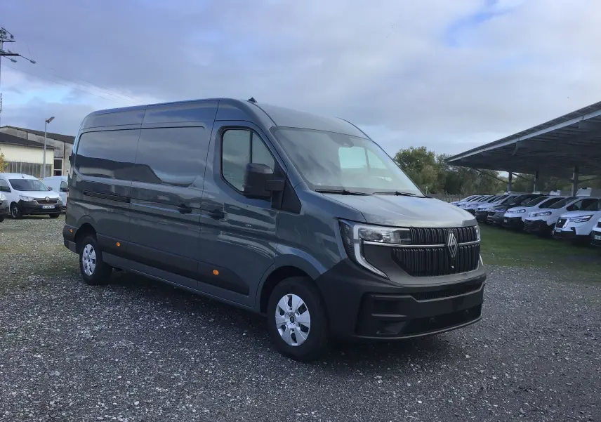 Renault Master L3H2 gris urbain vu en 3/4 avant droit, avec calandre noire distinctive et feux modernes.