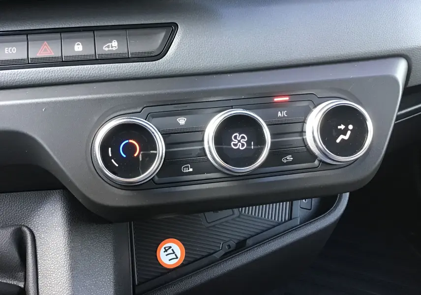 Gros plan sur les commandes de climatisation du tableau de bord du Renault Master gris urbain, version 2025.