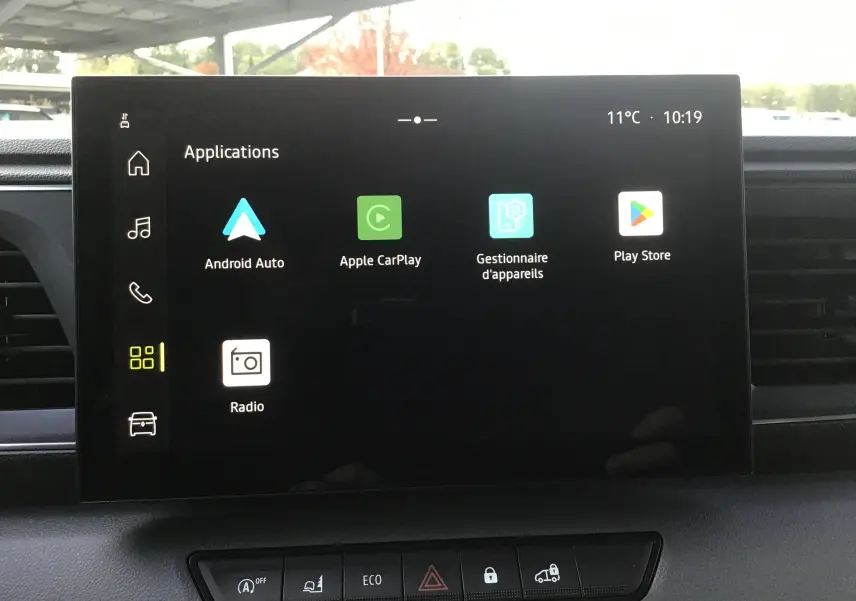 Écran tactile central du Renault Master L3H2 2025 affichant les applications Android Auto, Apple CarPlay et Play Store.