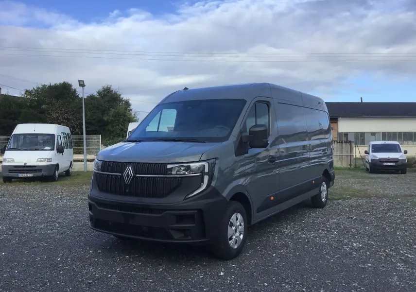 Renault Master L3H2 gris urbain vu en 3/4 avant droit, avec calandre noire et phares LED modernes.