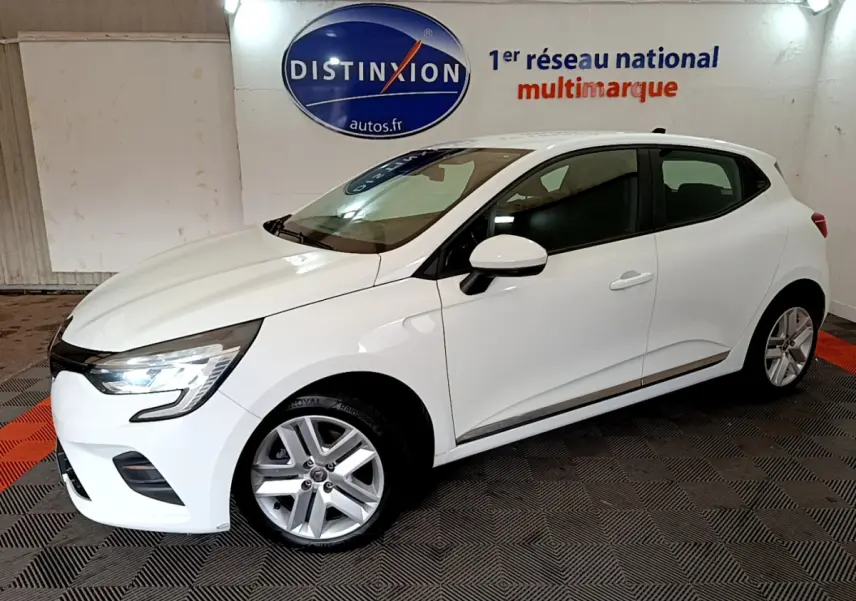 Renault Clio Business Blue dCi 85 blanche vue de profil côté gauche en intérieur avec phares LED allumés.
