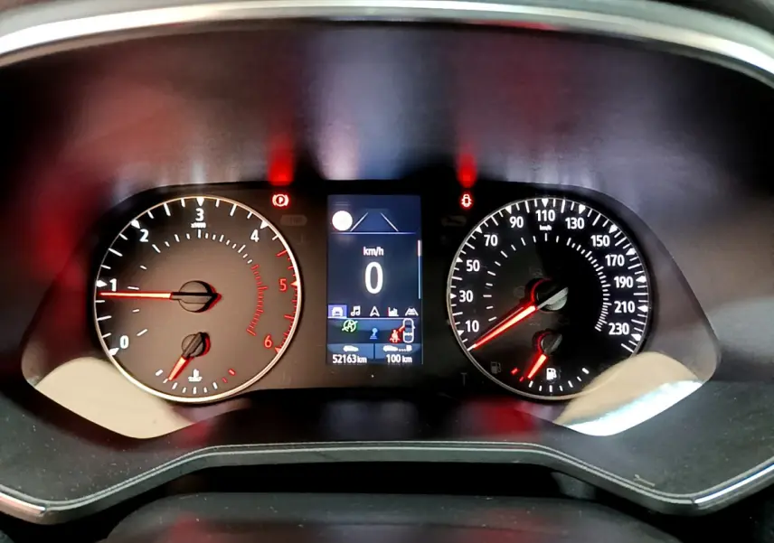 Vue rapprochée du tableau de bord de la Renault Clio Business Blue dCi 85, affichage digital et compteurs analogiques.