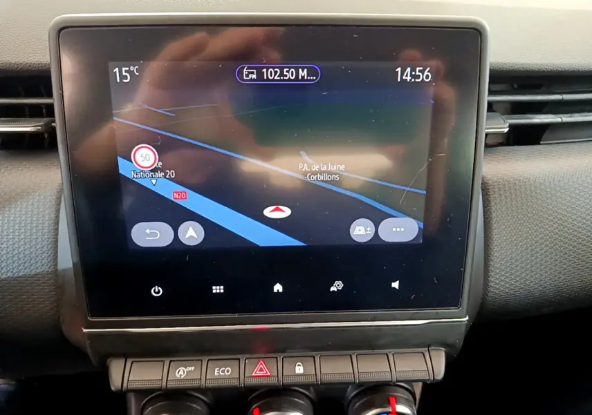 Écran tactile central affichant la navigation GPS dans l’habitacle d’une Renault Clio Business Blue dCi 85 blanche.