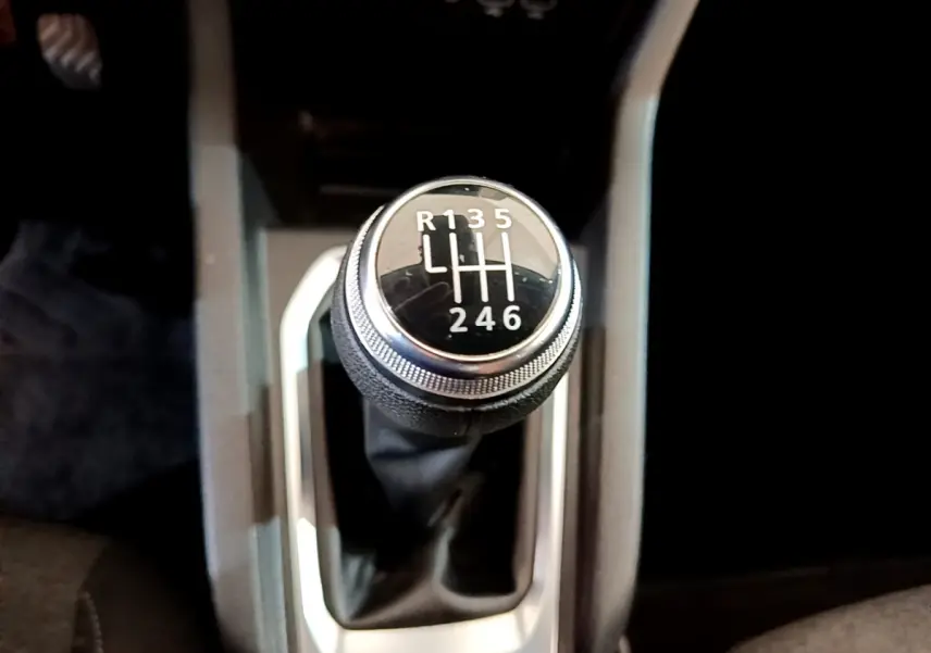 Gros plan sur le levier de vitesses manuel noir et argenté de la Renault Clio Business Blue dCi 85 de 2020.