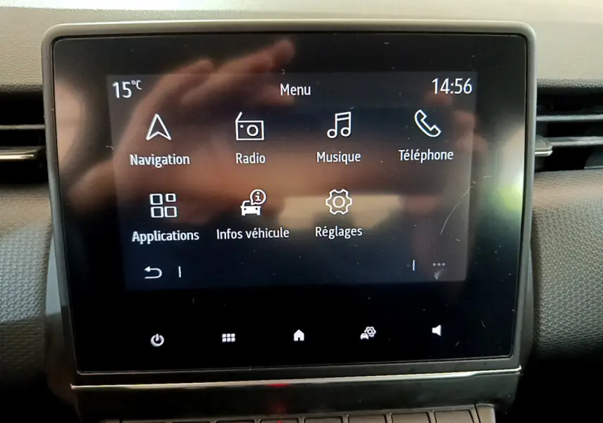 Écran tactile central affichant le menu principal de la Renault Clio Business Blue dCi 85, vue de face.