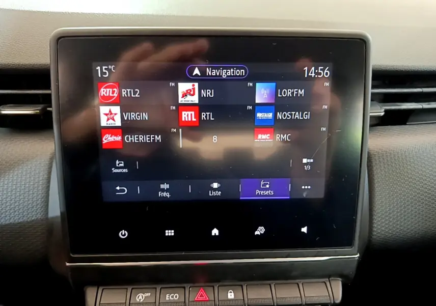 Écran tactile central de la Renault Clio Business Blue dCi 85 2020 affichant les stations radio, vue intérieure frontale.