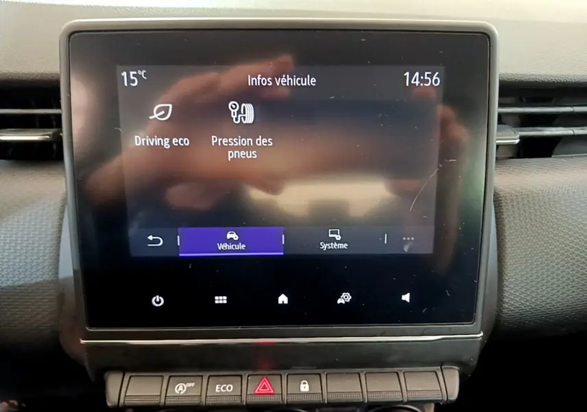 Écran tactile central affichant les infos véhicule sur Renault Clio Business Blue dCi 85, vue frontale intérieure.