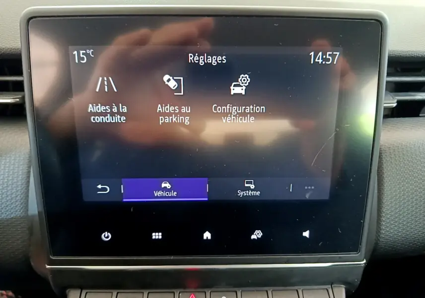Écran tactile central de la Renault Clio Business Blue dCi 85 affichant le menu Réglages, vue frontale intérieure.