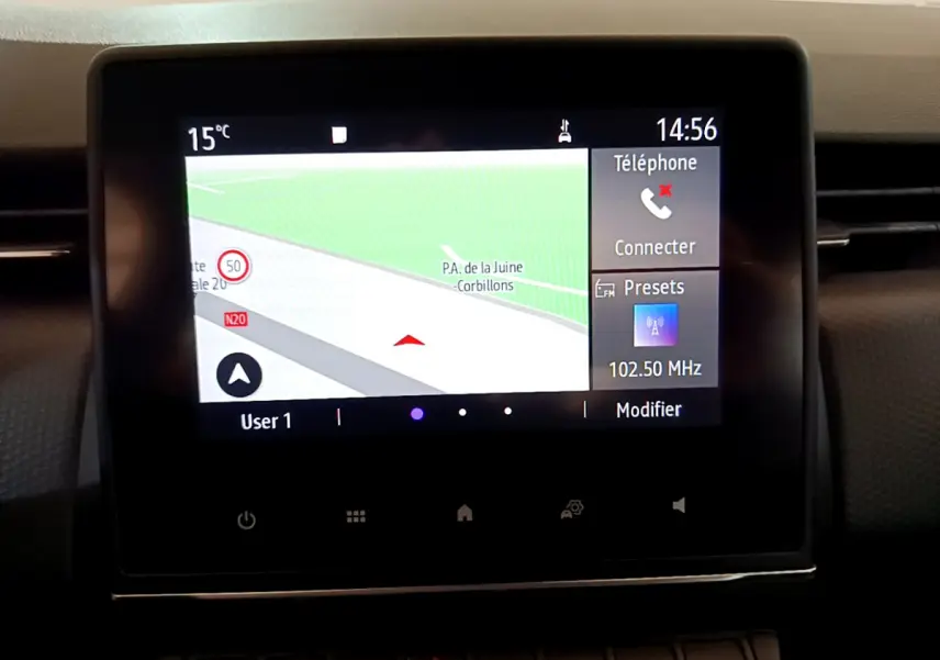 Écran tactile central affichant la navigation et la radio dans une Renault Clio Business Blue dCi 85 de 2020.