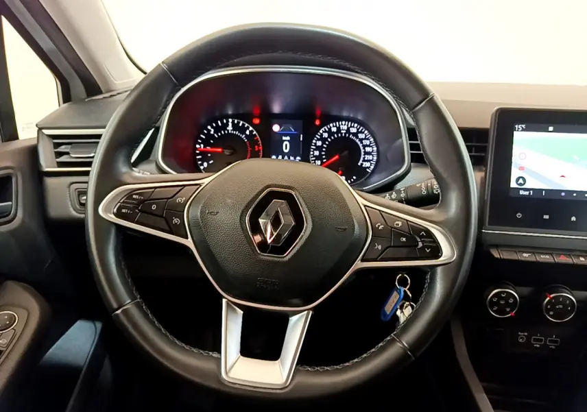 Vue intérieure centrée sur le volant noir de la Renault Clio 2020 avec tableau de bord et écran tactile visible à droite.