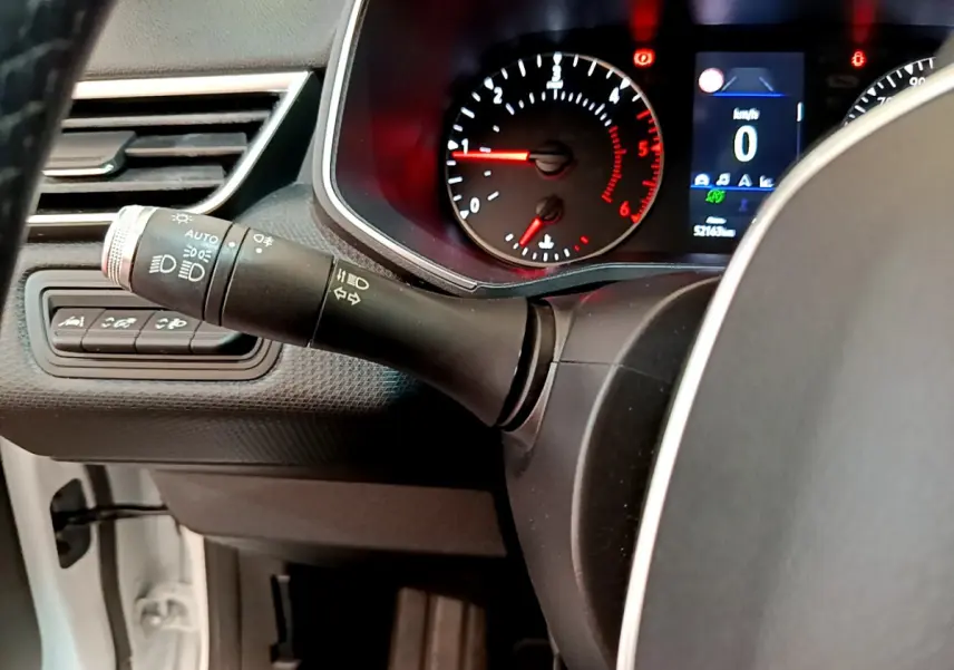 Vue rapprochée du tableau de bord de la Renault Clio Business Blue dCi 85 2020, affichage digital et manette de phares.