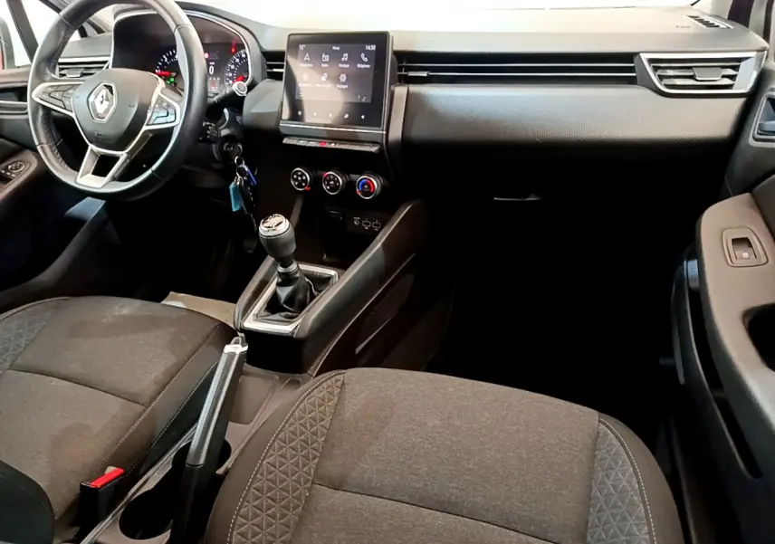 Vue intérieure avant de la Renault Clio Business Blue dCi 85 2020, tableau de bord noir avec écran tactile central et volant multifonctions.